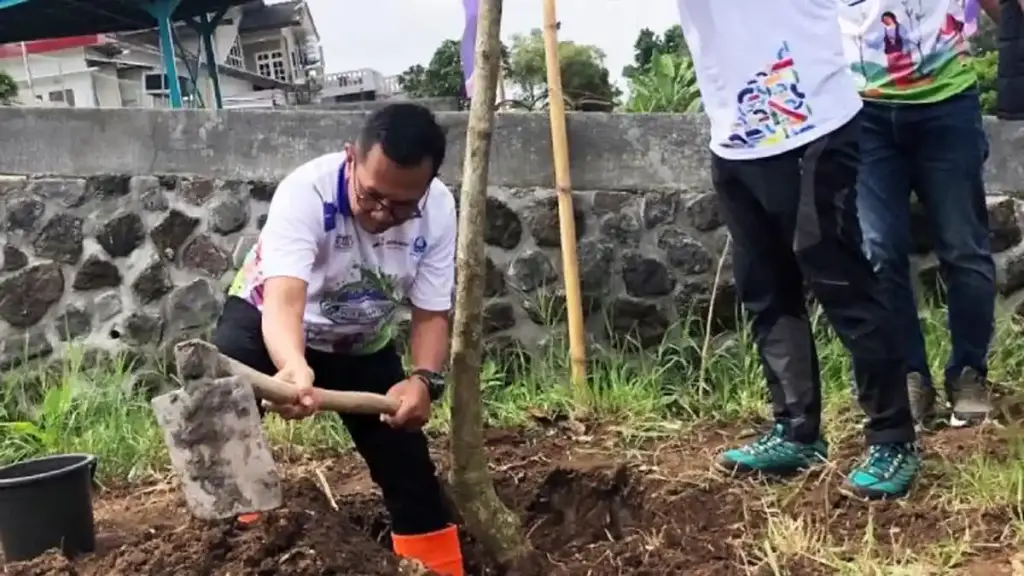 HUT ke-25 Kota Batu: Pemkot Ubah Tradisi Karangan Bunga Jadi Aksi Penghijauan 150 Bibit Pohon